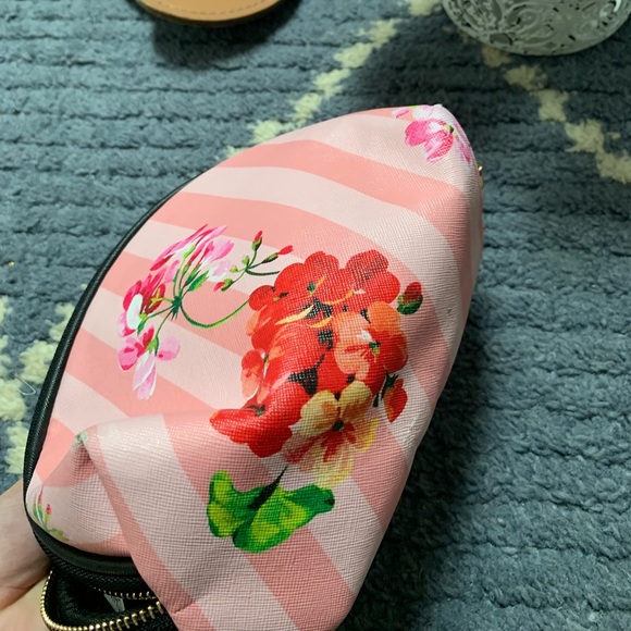 Cosmetic bag NWOT - Picture 4 of 4